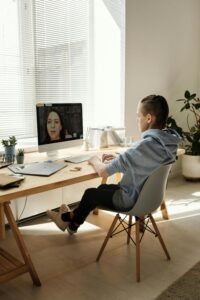 étudiant participant à une formation en ligne à domicile - Solutions pour personnes déficientes visuelles Blind Systems – Blind Systems